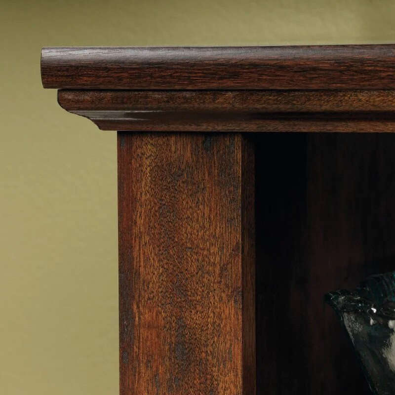 Edge profile and molding of cabinet corner